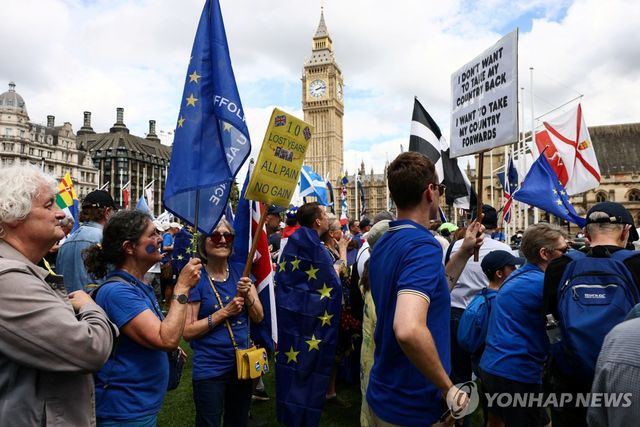 의회 앞에 모여 EU 재가입 촉구하는 사람들