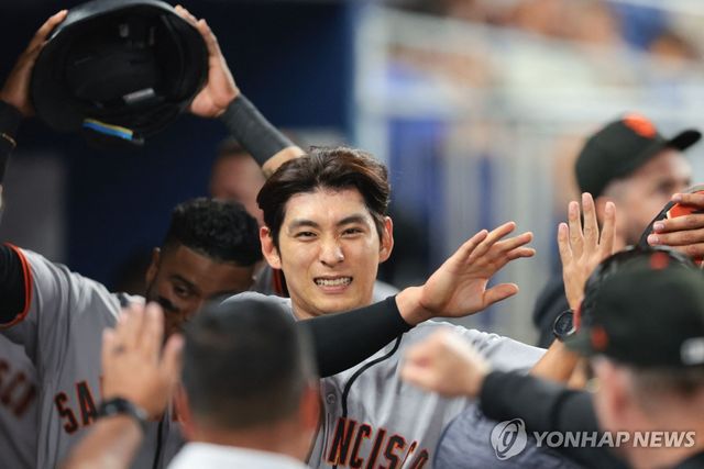 득점 더그아웃에서 동료 환영 받는 이정후 