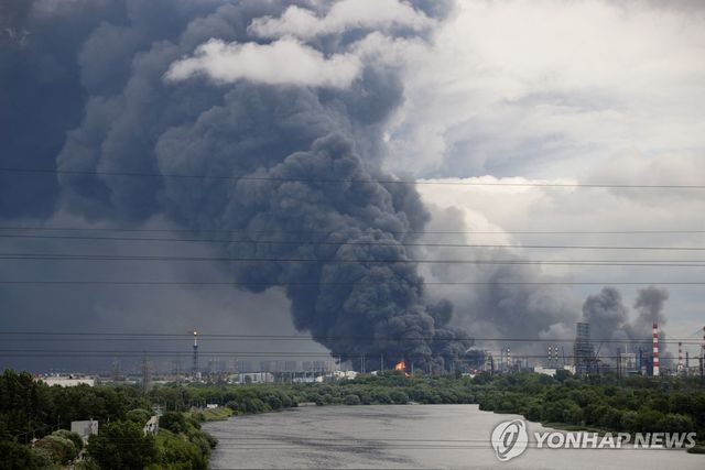 지난 18일 폭발로 검은 연기 내뿜는 러시아 모스크바 대형 정유 공장