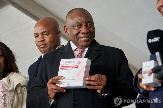 지난 5일 남아프리카공화국 세쿤다에서 시릴 라마포사 대통령이 HIV 예방주사제 레나카파비르 상자를 들고 있다. [AP 연합뉴스 자료사진. 재판매 및 DB 금지]