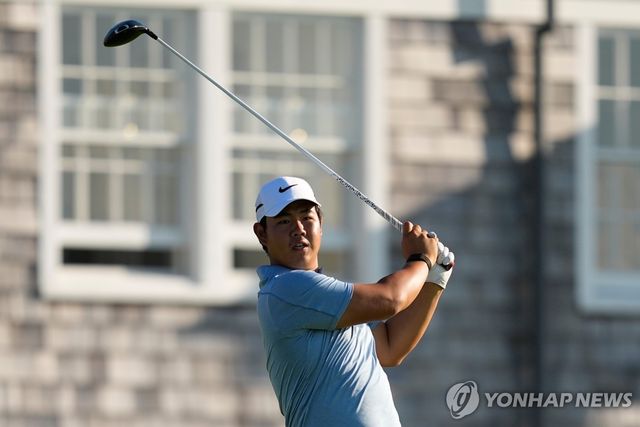 샷 바라보는 김주형