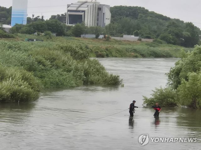 불어난 강물에 고립된 낚시객