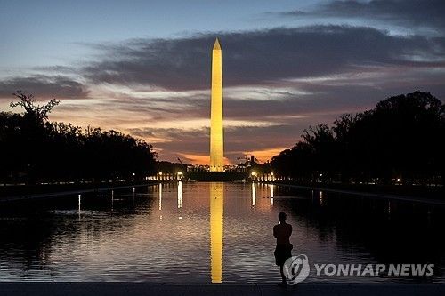 워싱턴 기념탑이 비치는 리플렉팅 풀