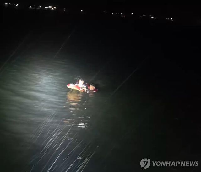 A씨 구조하는 보령해경