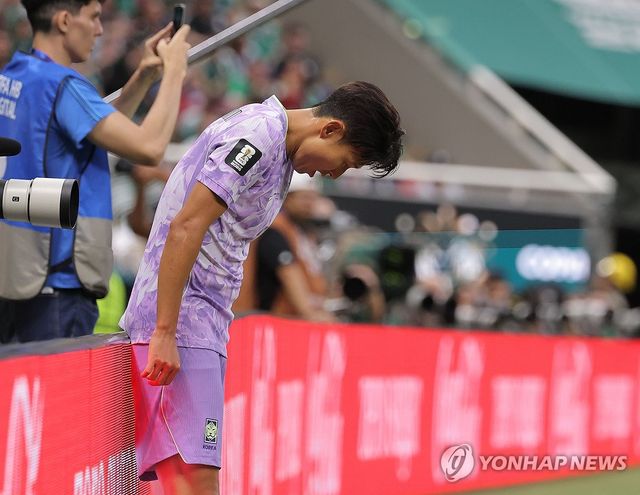아쉬워하는 손흥민