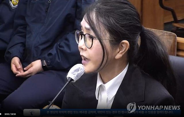 서울중앙지법에서 진술하는 김건희 여사 모습
