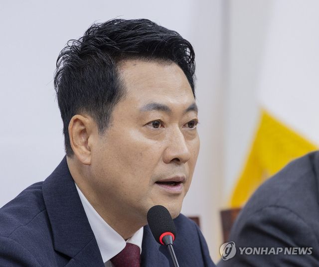 최고위원회의에서 발언하는 장동혁 대표