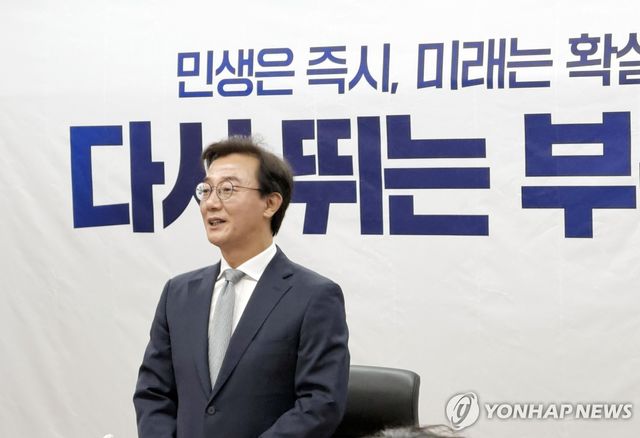인수위원에게 인사말 하는 전재수 부산시장 당선인