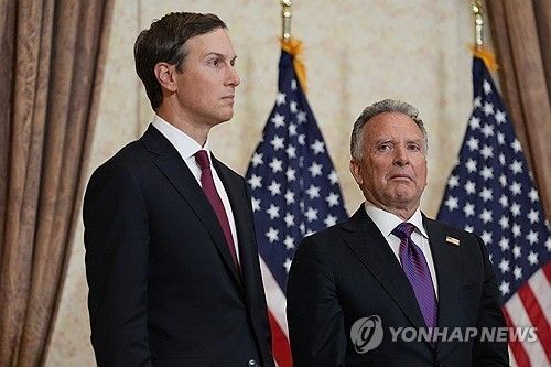 재러드 쿠슈너(왼쪽)와 스티브 윗코프 미 대통령 중동특사(오른쪽) 