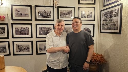 교민과 악수하는 사진관 사장 베슐리씨