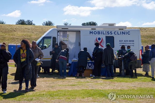 지난 5일 남아프리카 공화국 세쿤다에 설치된 이동식 진료소 [AP연합뉴스 자료사진. 재판매 및 DB 금지]