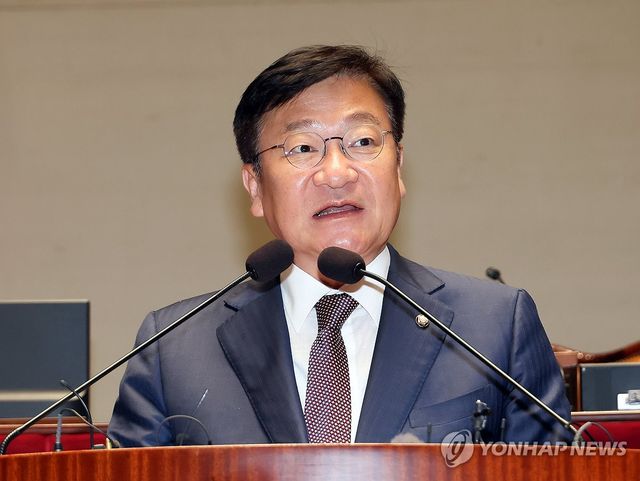 의원총회 발언하는 정점식 원내대표