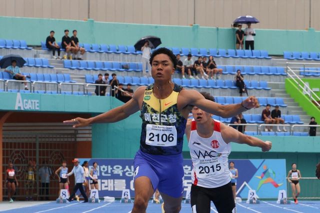 가장 먼저 결승선 통과하는 나마디 조엘진