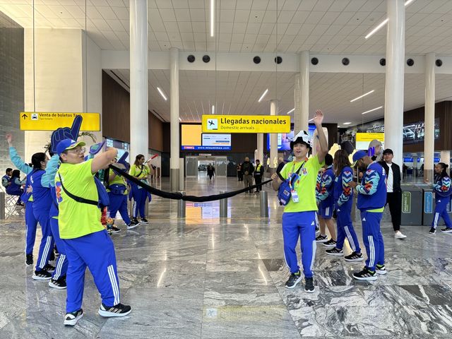 멕시코 과달라하라 공항 입국 게이트 앞에 위치한 환영단