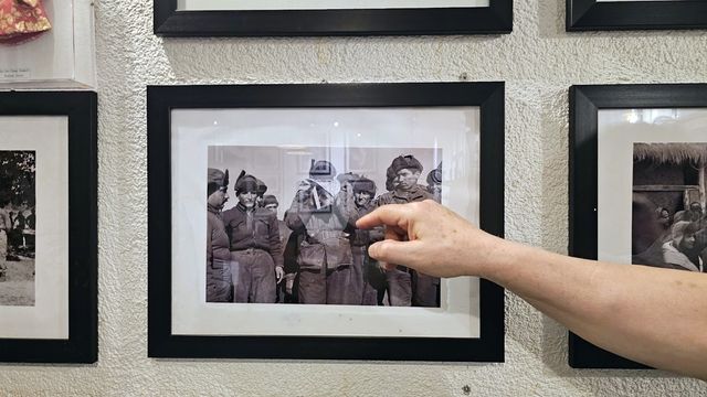 '형제의 나라' 전쟁 기억 수집하는 사진관