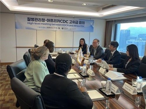 지난 2일 방한해 질병관리청과 에볼라 대응 논의한 카세야(왼쪽 중앙) 사무총장