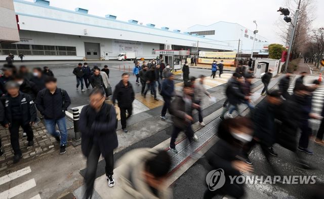 공장에서 퇴근하는 노동자들