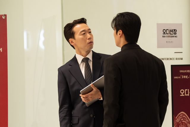 '멋진 신세계' 속 배우 윤병희