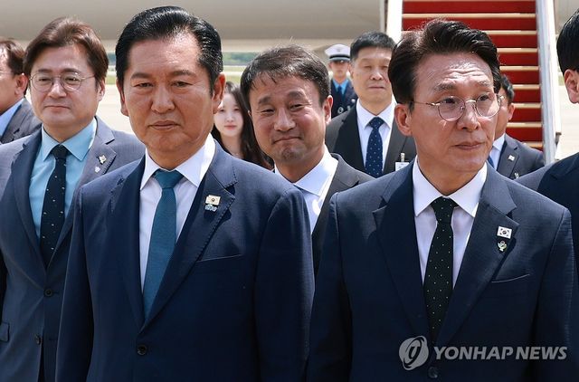 이재명 대통령 영접 나온 정청래 대표와 김민석 총리
