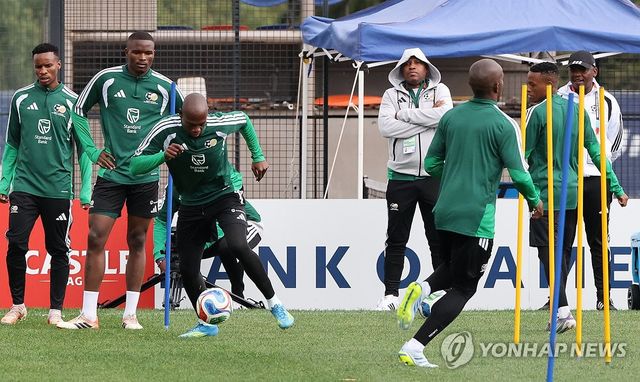 한국전 남기고 훈련하는 남아공 선수들