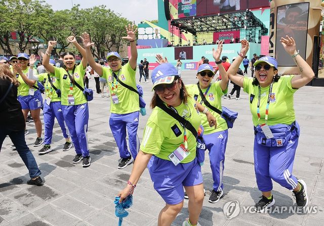 축구팬 맞이하는 자원봉사자들