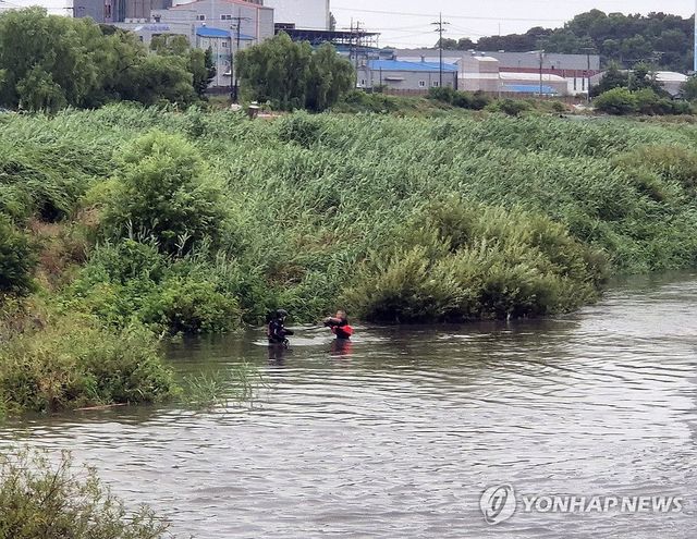 불어난 강물에 고립된 낚시객