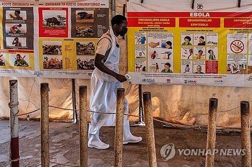 우간다와 민주콩고를 잇는 국경에 설치된 에볼라 임시 클리닉