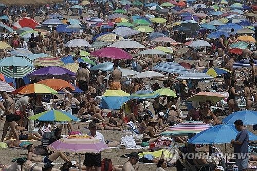 스페인 발렌시아주 해변가에 모여든 사람들