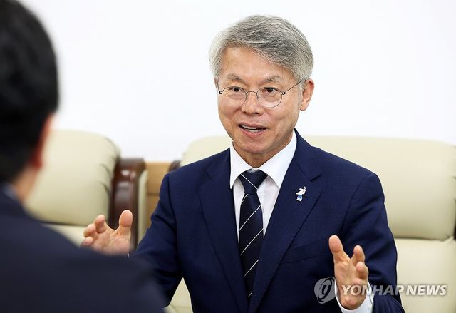 인터뷰하는 민형배 전남광주특별시장 당선인