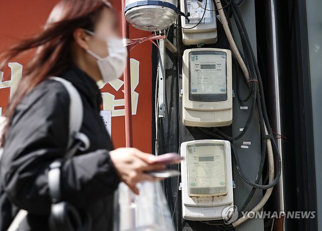 서울 시내 건물 외벽에 설치된 전기계량기 모습