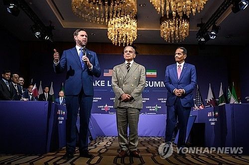 이란과의 회담 전 발언하는 JD 밴스 미국 부통령(왼쪽)