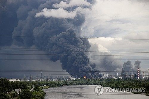 지난 18일 폭발로 검은 연기 내뿜는 러시아 모스크바 대형 정유 공장