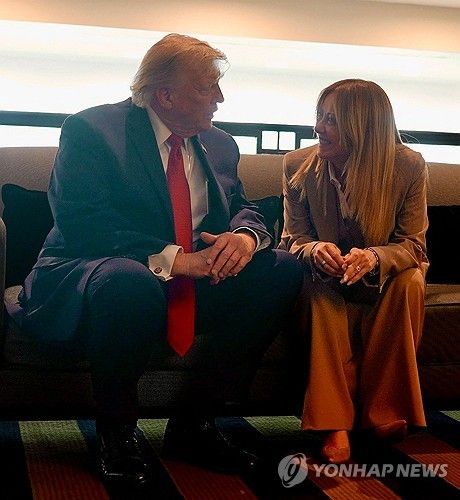 G7 정상회의 참석해 대화 나누는 도널드 트럼프 미국 대통령과 조르자 멜로니 이탈리아 총리 [AFP=연합뉴스. 재판매 및 DB 금지]