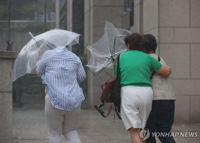 비 피하는 사람들