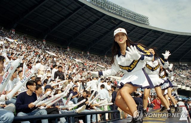 1995년 10월 14일 한국시리즈 1차전 당시 OB 베어스 응원단과 팬들이 응원하고 있는 모습
