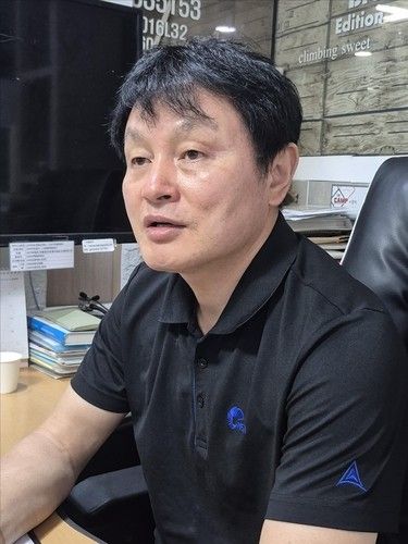 연합뉴스와 인터뷰 중인 유진수 고아신원연합 대표