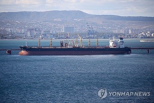 러시아 항구에 정박된 유조선