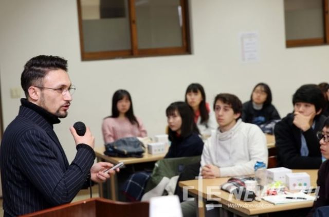 성공적인 유학생활 특강하는 자히드 후세인