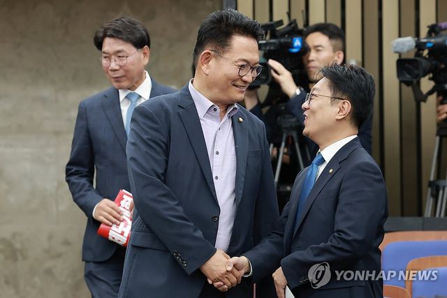 인사 나누는 민주당 송영길 의원과 김남준 의원
