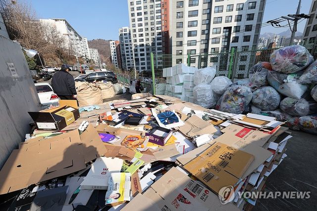 서울 한 아파트 단지에 재활용 쓰레기가 쌓여있다. [연합뉴스 자료사진]