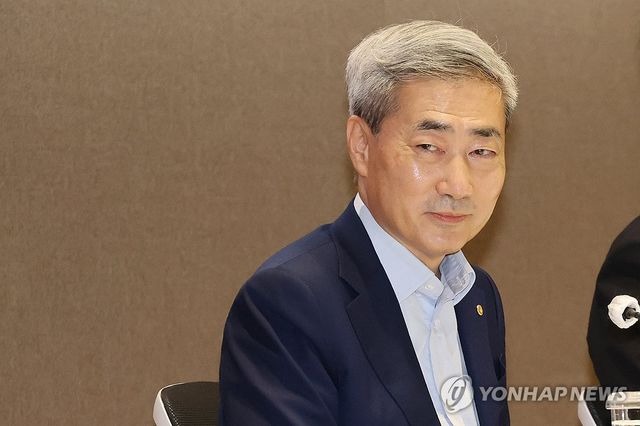 미소 보이는 신현송 한은총재