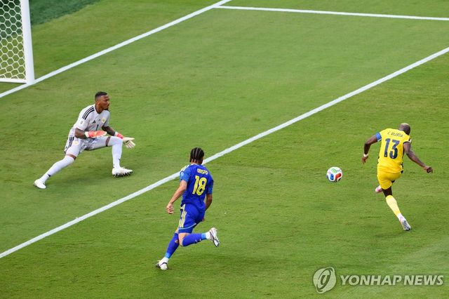 에콰도르 에네르 발렌시아(오른쪽)의 슈팅 장면.