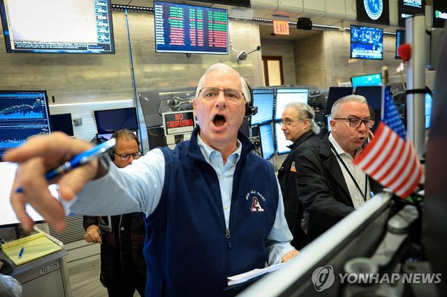22일(현지시간) 미국 뉴욕증권거래소(NYSE) 트레이더들
