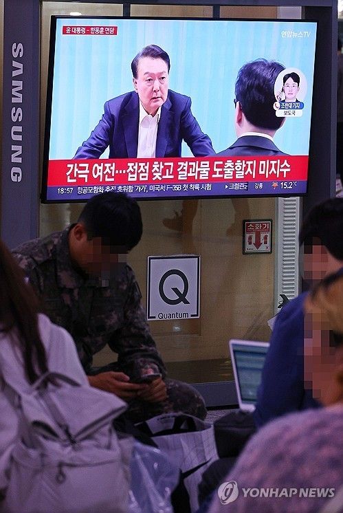 한동훈 앞에서 화난 표정의 윤석열 전 대통령 