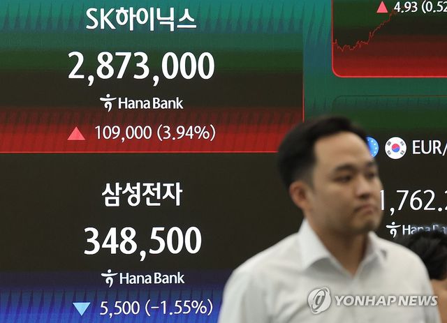 SK하이닉스, 삼전 제치고 코스피 시총 1위…25년만 대장주 교체