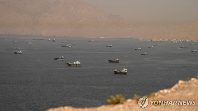 오만 쪽에서 바라본 호르무즈 해협