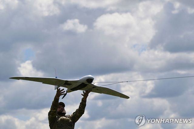 드론 날리는 우크라이나 군인/ 기사와 직접적 관련 없음