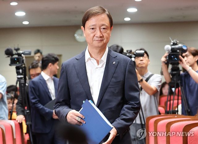 간담회장 입장하는 금융감독원장