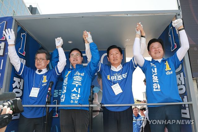 맹정섭 충주시장 후보(왼쪽에서 두번째)