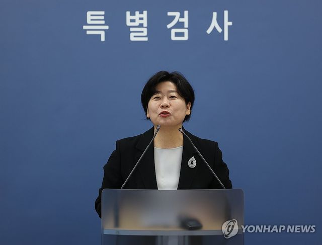 취재진 질문에 답하는 박지영 특검보